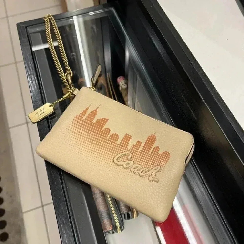 COACH X JENNIFER LOPEZ CORNER ZIP WRISTLET WITH NYC SKYLINE (COACH C6514)